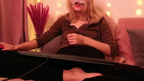 Snapshot of secretanni chatting on 12/23/24, 10:33 Anni online show from 12/23/24, 10:33