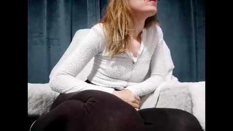 Snapshot of secretanni chatting on 10/19/25, 01:06 Anni online show from 10/19/25, 01:06