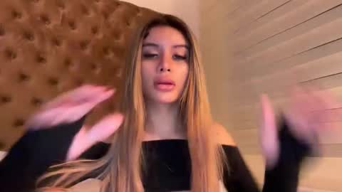 Snapshot of secrets_bae chatting on 10/13/25, 07:36 secrets_bae online show from 10/13/25, 07:36