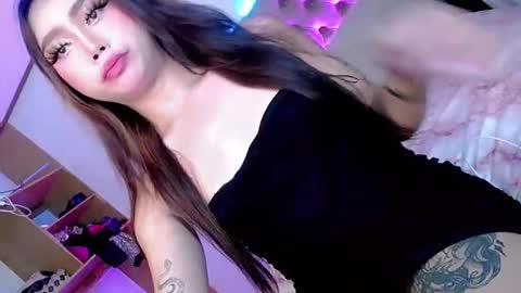 Snapshot of seductive_morena chatting on 02/22/26, 05:22 Im shy online show from 02/22/26, 05:22