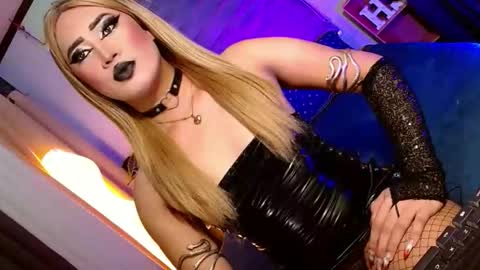 Snapshot of seductive_scarllete chatting on 04/19/26, 11:42 SCARLETTE online show from 04/19/26, 11:42