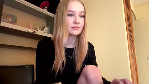 Snapshot of seemabensch chatting on 02/25/26, 11:25 Kristie online show from 02/25/26, 11:25