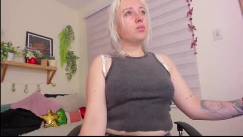 Snapshot of sejmet_5 chatting on 01/05/25, 05:41 Yeyis online show from 01/05/25, 05:41