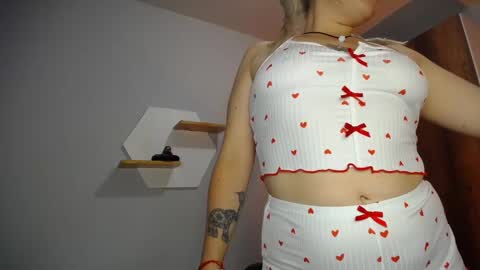 Snapshot of sejmet_5 chatting on 01/22/25, 04:23 Yeyis online show from 01/22/25, 04:23