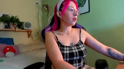 Snapshot of sejmet_5 chatting on 11/16/25, 03:17 Yeyis online show from 11/16/25, 03:17