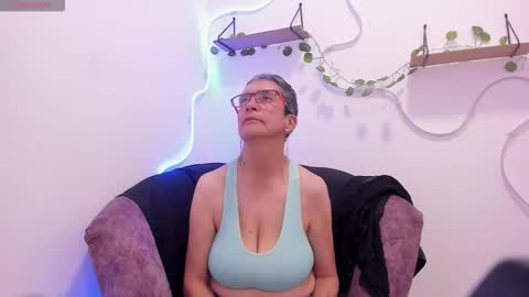 Snapshot of selena_ferreira chatting on 11/13/25, 08:19 Selena online show from 11/13/25, 08:19