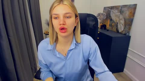 selenaemoore online show from 04/18/26, 03:43