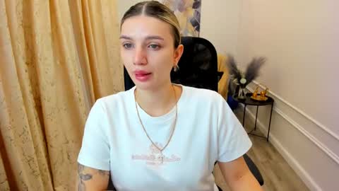 selenaemoore online show from 06/17/26, 03:53
