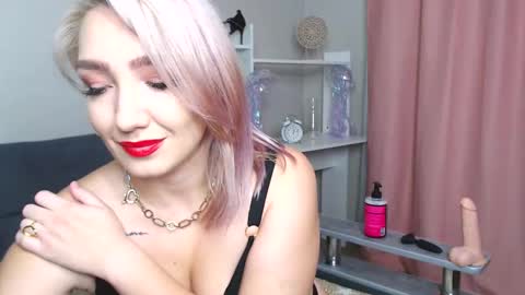 Selena online show from 11/29/25, 03:48