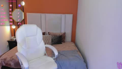 Snapshot of selene_e chatting on 09/25/25, 08:45 Karol. online show from 09/25/25, 08:45