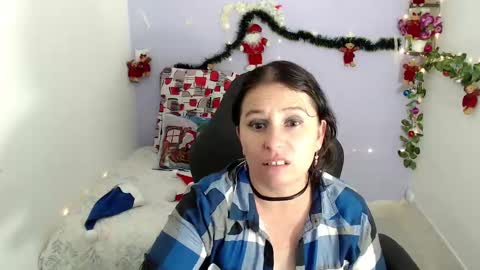Snapshot of selene_mom chatting on 12/23/24, 05:22 selene online show from 12/23/24, 05:22