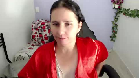 Snapshot of selene_mom chatting on 01/18/25, 08:19 selene online show from 01/18/25, 08:19