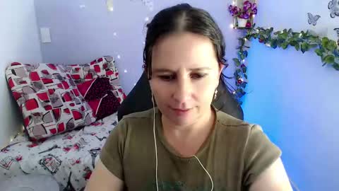 Snapshot of selene_mom chatting on 01/20/25, 09:01 selene online show from 01/20/25, 09:01