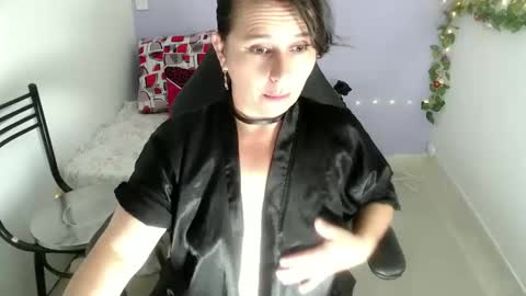 Snapshot of selene_mom chatting on 02/06/25, 03:09 selene online show from 02/06/25, 03:09