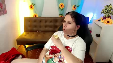 Snapshot of selene_mom chatting on 02/24/25, 05:31 selene online show from 02/24/25, 05:31