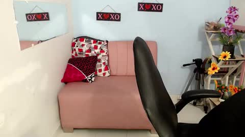 Snapshot of selene_mom chatting on 10/30/25, 01:45 selene online show from 10/30/25, 01:45