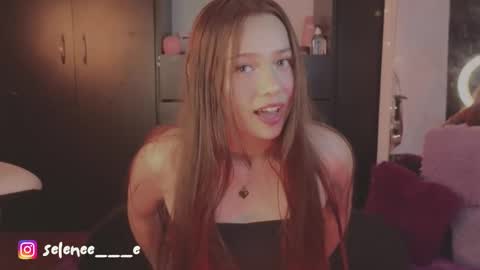 Snapshot of selenee___e chatting on 01/15/25, 04:15 selene online show from 01/15/25, 04:15