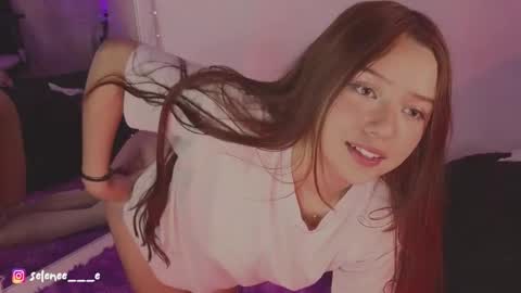 Snapshot of selenee___e chatting on 02/19/25, 08:22 selene online show from 02/19/25, 08:22