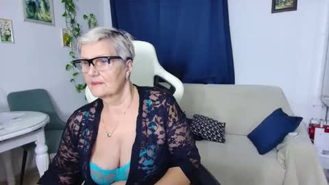 Snapshot of selenna57 chatting on 12/15/25, 07:29 Selenna online show from 12/15/25, 07:29