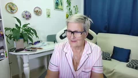 Snapshot of selenna57 chatting on 12/19/25, 07:21 Selenna online show from 12/19/25, 07:21