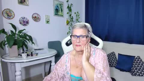 Snapshot of selenna57 chatting on 12/20/25, 07:10 Selenna online show from 12/20/25, 07:10