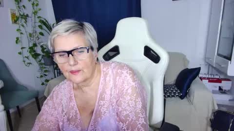 Snapshot of selenna57 chatting on 01/17/26, 06:44 Selenna online show from 01/17/26, 06:44