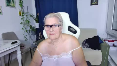 Snapshot of selenna57 chatting on 04/10/26, 05:28 Selenna online show from 04/10/26, 05:28