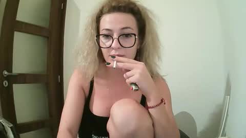 Snapshot of selenna_emma843468 chatting on 09/24/25, 07:28 Selenna online show from 09/24/25, 07:28