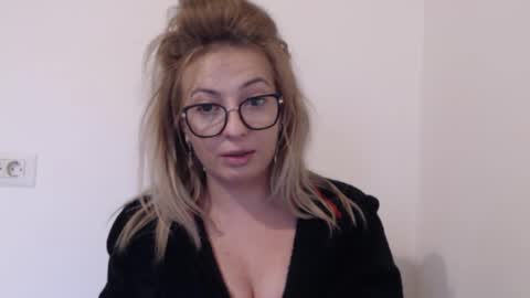 Snapshot of selenna_emma843468 chatting on 10/06/25, 12:35 Selenna online show from 10/06/25, 12:35