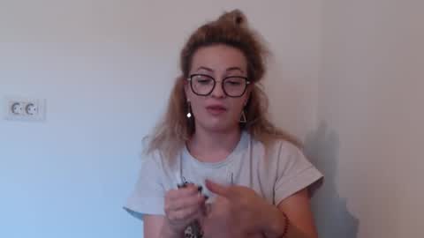 Snapshot of selenna_emma843468 chatting on 10/13/25, 02:06 Selenna online show from 10/13/25, 02:06