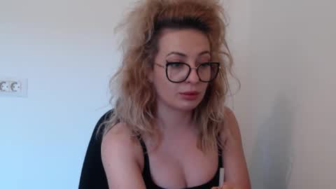 Snapshot of selenna_emma843468 chatting on 10/30/25, 11:44 Selenna online show from 10/30/25, 11:44