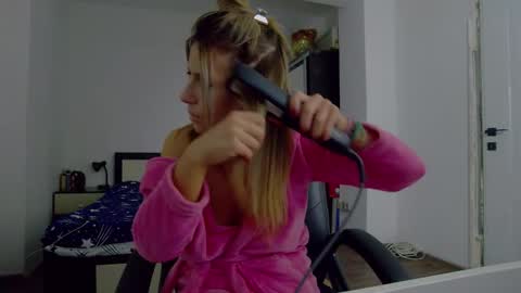 Snapshot of sellena_angel chatting on 12/05/25, 12:47 sellena_angel online show from 12/05/25, 12:47