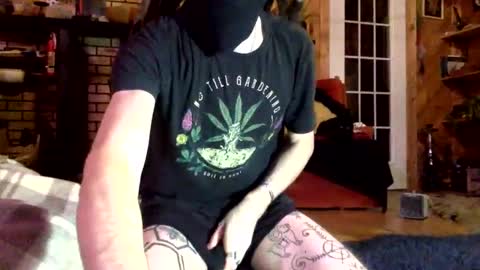 Snapshot of sensisubcei chatting on 12/22/24, 05:45 sensiswitch online show from 12/22/24, 05:45