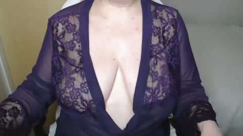 Snapshot of sensual_cris chatting on 10/24/25, 02:02 CRIS online show from 10/24/25, 02:02