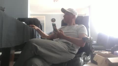 Snapshot of serioyhetero19 chatting on 01/28/25, 07:00 hetero serio discreto online show from 01/28/25, 07:00