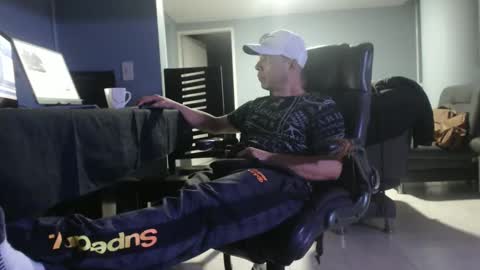 Snapshot of serioyhetero19 chatting on 02/25/25, 12:03 hetero serio discreto online show from 02/25/25, 12:03