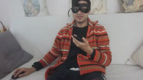 Snapshot of sero98313230 chatting on 11/19/25, 11:32 sero98313230 online show from 11/19/25, 11:32