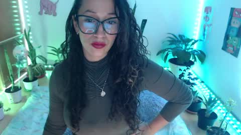 Snapshot of seuctive_woman57 chatting on 05/21/26, 02:18 samy online show from 05/21/26, 02:18