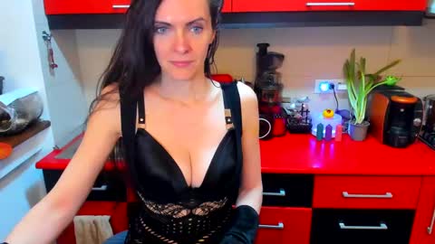 Snapshot of sexqueen1111 chatting on 03/10/25, 06:16 sexqueen1111 online show from 03/10/25, 06:16