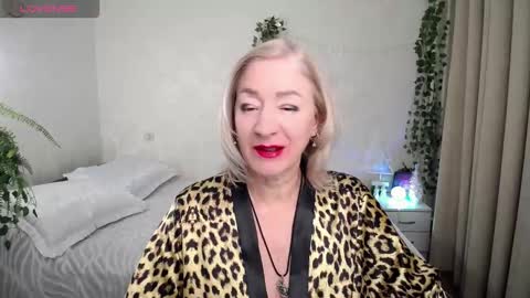 Snapshot of sexy_cat00 chatting on 12/14/25, 02:44 Irena online show from 12/14/25, 02:44