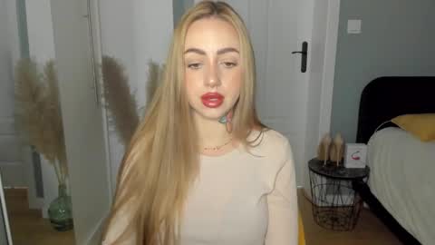 C o r a l i e online show from 05/09/26, 06:51