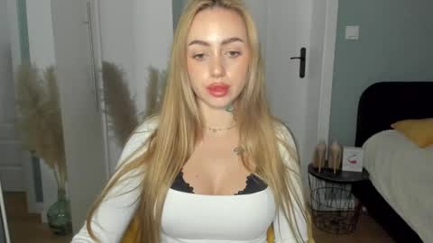 C o r a l i e online show from 05/13/26, 02:03