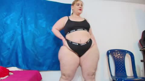 Snapshot of sexy_curvi chatting on 06/26/26, 04:00 karla instagram online show from 06/26/26, 04:00