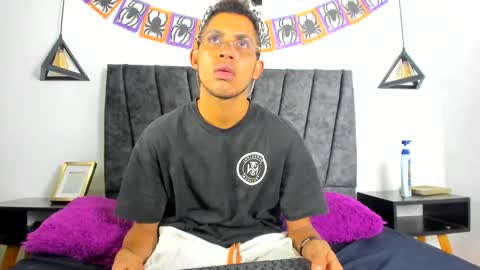 Snapshot of sexy_latin_cum chatting on 10/27/25, 03:43 sexy_latin_cum online show from 10/27/25, 03:43