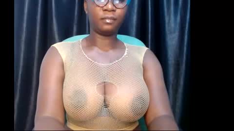 Snapshot of sexy_pearl12 chatting on 02/23/25, 06:49 zoe online show from 02/23/25, 06:49