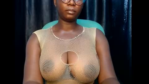 Snapshot of sexy_pearl12 chatting on 03/11/25, 10:40 zoe online show from 03/11/25, 10:40