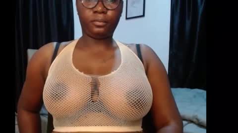 Snapshot of sexy_pearl12 chatting on 06/15/26, 02:14 zoe online show from 06/15/26, 02:14