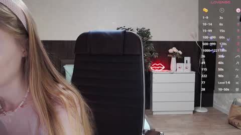 Snapshot of sexy_red_foxx chatting on 01/16/25, 10:53 Annie - Your Dream Girl online show from 01/16/25, 10:53