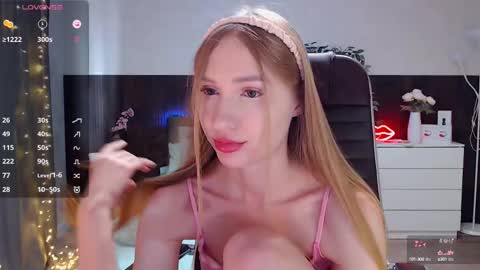 Snapshot of sexy_red_foxx chatting on 03/06/25, 07:47 Annie - Your Dream Girl online show from 03/06/25, 07:47