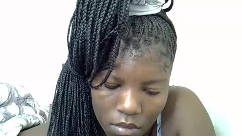 Snapshot of sexy_yello chatting on 10/13/25, 07:19 Bantu girl online show from 10/13/25, 07:19